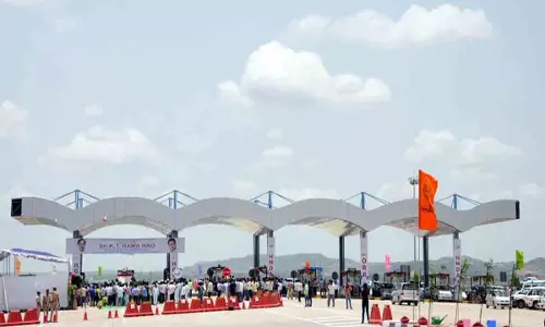 हैदराबाद में किराया मांगने पर ORR टोल प्लाजा सुपरवाइजर पर हमला हैदराबाद में किराया मांगने पर ORR टोल प्लाजा सुपरवाइजर पर हमला