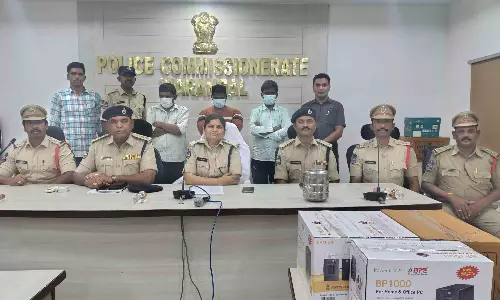 Hanamkonda में गांजा और हशीश तेल के साथ 3 लोग गिरफ्तार Hanamkonda में गांजा और हशीश तेल के साथ 3 लोग गिरफ्तार