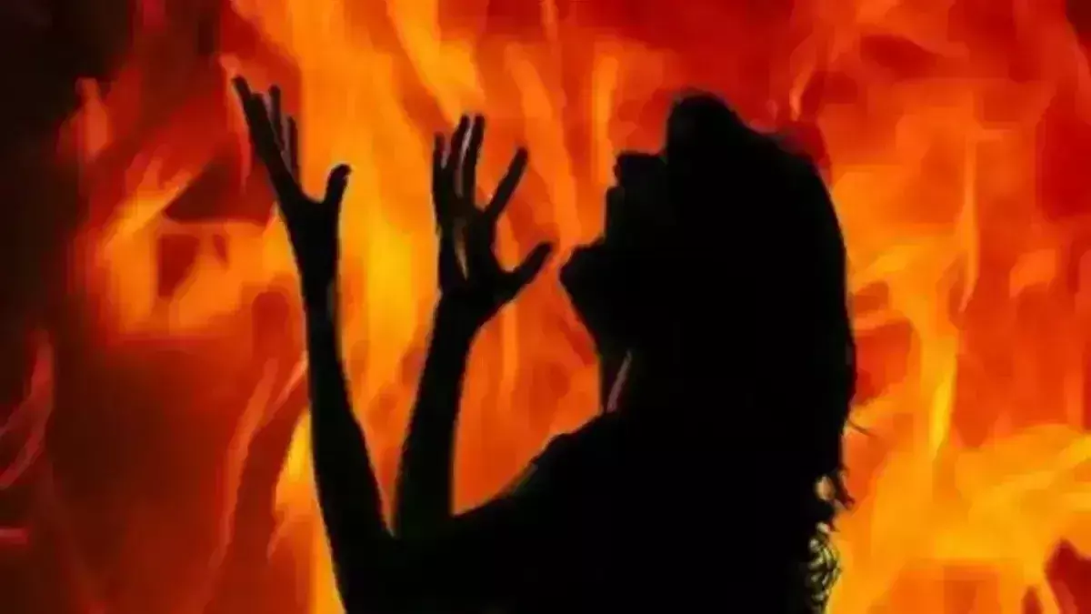 Thazhava: महिला ने खुद को और बच्चों को आग लगाई Thazhava: महिला ने खुद को और बच्चों को आग लगाई