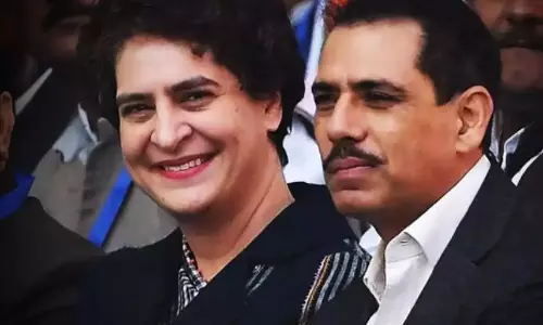 लगातार दूसरे दिन रॉबर्ट वाड्रा ED कार्यालय पहुंचे, बोले- हम किसी से डरते नहीं हैं लगातार दूसरे दिन रॉबर्ट वाड्रा ED कार्यालय पहुंचे, बोले- हम किसी से डरते नहीं हैं