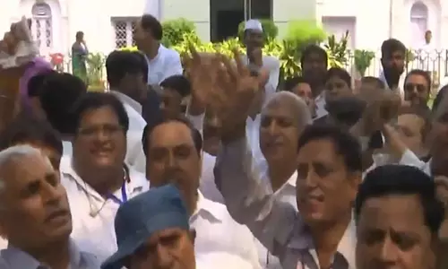 Congress कार्यकर्ताओं ने केंद्र सरकार के खिलाफ किया प्रदर्शन