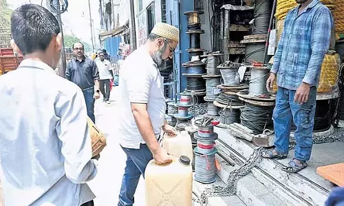 जल संकट: शिकायतों के बावजूद अधिकारी कर रहे लापरवाही, SJP रोड व्यापारियों ने BWSSB पर लगाया आरोप जल संकट: शिकायतों के बावजूद अधिकारी कर रहे लापरवाही, SJP रोड व्यापारियों ने BWSSB पर लगाया आरोप