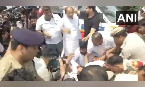 दिल्ली में प्रदर्शन कर रहे कांग्रेस कार्यकर्ताओं को Police ने हिरासत में लिया