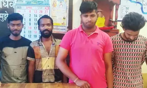 बीच सड़क बाइक खड़ी कर केक काटा, चार लड़के गिरफ्तार