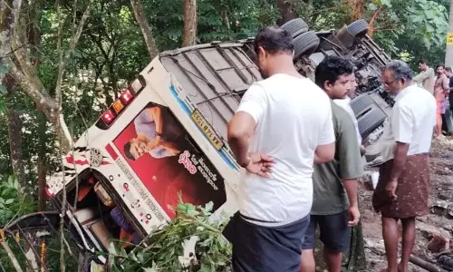 सबरीमाला तीर्थयात्रियों को ले जा रही बस पलटने से एक व्यक्ति की मौत हो गई; लगभग तीस लोग घायल