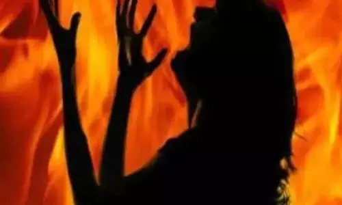 दो घर से भागी तो तीसरी शादी कर उसे भी पति ने जलाया, इलाज के दौरान महिला की मौत