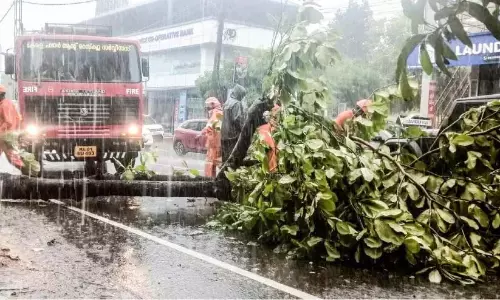 घर हवा और बारिश से नष्ट हो गया; यातायात बाधित
