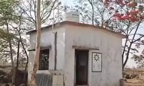 Adilabad स्कूल स्टाफ ने कीटनाशक युक्त पानी से छात्रों को बचाया Adilabad स्कूल स्टाफ ने कीटनाशक युक्त पानी से छात्रों को बचाया