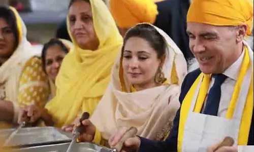 कनाडाई PM Mark कार्नी की बैसाखी यात्रा से धार्मिक संवेदनशीलता पर बहस छिड़ गई कनाडाई PM Mark कार्नी की बैसाखी यात्रा से धार्मिक संवेदनशीलता पर बहस छिड़ गई