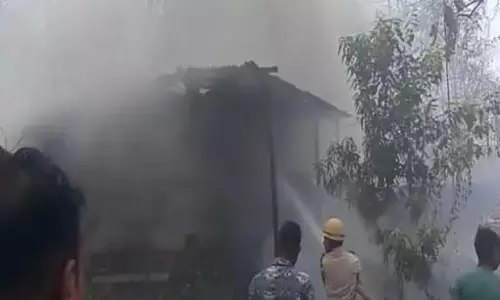 यार्ड आग की चपेट में,  बाइक और कई गाड़ियां जलकर खाक