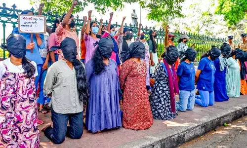 महिला CPO उम्मीदवार अपना चेहरा ढककर घुटनों के बल बैठीं महिला CPO उम्मीदवार अपना चेहरा ढककर घुटनों के बल बैठीं