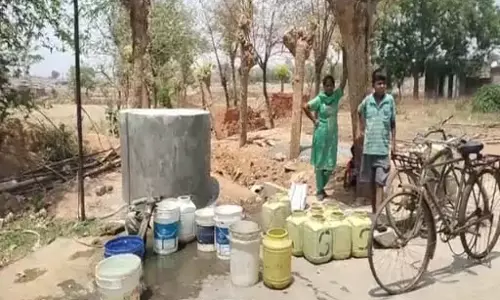 नगर पालिका इलाके में जलसंकट, पार्षद कार्यालय के बाहर लोगों का प्रदर्शन