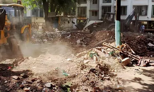 नासिक में अनधिकृत दरगाह ढहाने के दौरान झड़पें; 21 पुलिसकर्मी घायल, 15 गिरफ्तार