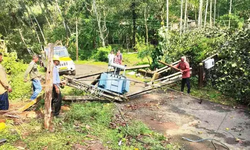 Kerala: पहाड़ी पर तूफान और मूसलाधार बारिश Kerala: पहाड़ी पर तूफान और मूसलाधार बारिश