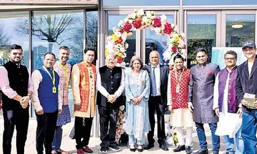 UK में उड़िया लोगों ने उत्कल दिवस मनाया, अभिनेता प्रशांत नंदा को सम्मानित किया UK में उड़िया लोगों ने उत्कल दिवस मनाया, अभिनेता प्रशांत नंदा को सम्मानित किया