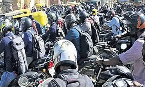 आईटी कॉरिडोर में प्रमुख यातायात परियोजनाएं रुकी, जानें वजह आईटी कॉरिडोर में प्रमुख यातायात परियोजनाएं रुकी, जानें वजह