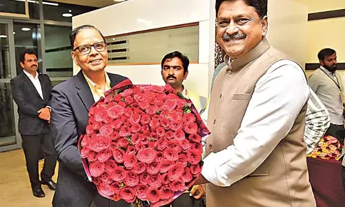 विजयवाड़ा अंतर्राष्ट्रीय हवाई अड्डे पर 16 वें वित्त आयोग के अध्यक्ष डॉ अरविंद पनागारी का स्वागत किया विजयवाड़ा अंतर्राष्ट्रीय हवाई अड्डे पर 16 वें वित्त आयोग के अध्यक्ष डॉ अरविंद पनागारी का स्वागत किया