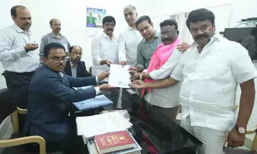 दासोजू श्रवण ने MLC के रूप में शपथ ली, कांग्रेस शासन के खिलाफ लड़ने की कसम खाई दासोजू श्रवण ने MLC के रूप में शपथ ली, कांग्रेस शासन के खिलाफ लड़ने की कसम खाई