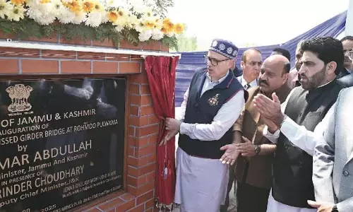 CM उमर ने पुलवामा में रोमशी नाले पर बने महत्वपूर्ण रोहमू पुल का उद्घाटन किया CM उमर ने पुलवामा में रोमशी नाले पर बने महत्वपूर्ण रोहमू पुल का उद्घाटन किया