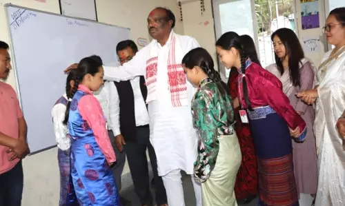 Sikkim : जनजातीय मामलों के राज्य मंत्री ने ईएमआरएस सनटैली का दौरा किया Sikkim : जनजातीय मामलों के राज्य मंत्री ने ईएमआरएस सनटैली का दौरा किया