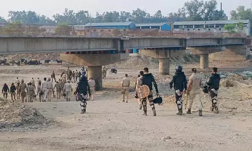 J-K पुलिस ने पुलिस पार्टी पर हमले के कुछ दिनों बाद बलोदे खाद गुज्जर बस्ती में छापेमारी की J-K पुलिस ने पुलिस पार्टी पर हमले के कुछ दिनों बाद बलोदे खाद गुज्जर बस्ती में छापेमारी की