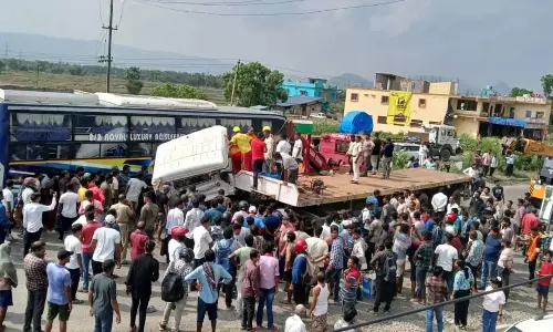 Odisha : बालासोर में ट्रक ने कोलकाता जा रही बस को टक्कर मारी, 40 लोग घायल