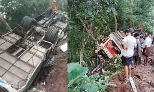 Kerala : सबरीमाला तीर्थयात्रियों को ले जा रही बस एरुमेली में पलटी 1 की मौत, 3 घायल Kerala : सबरीमाला तीर्थयात्रियों को ले जा रही बस एरुमेली में पलटी 1 की मौत, 3 घायल