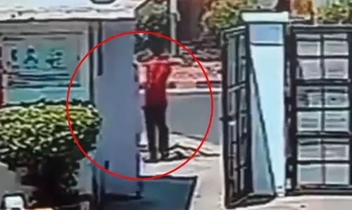 मौत का LIVE वीडियो...फैक्ट्री के गेट पर गिरा, खौफनाक मंजर देख उड़े लोगों के होश मौत का LIVE वीडियो...फैक्ट्री के गेट पर गिरा, खौफनाक मंजर देख उड़े लोगों के होश