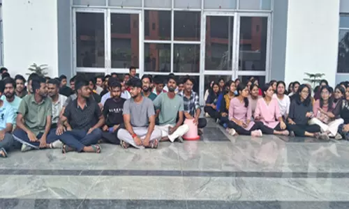 मेडिकल कॉलेज में छात्र आंदोलन पर उतरे, ओपीडी सेवा ठप कराई मेडिकल कॉलेज में छात्र आंदोलन पर उतरे, ओपीडी सेवा ठप कराई