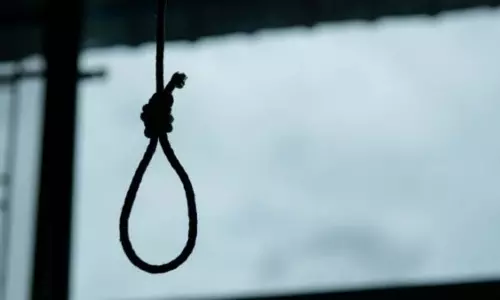 23 वर्षीय नवविवाहिता ने पति से विवाहेतर संबंध को लेकर झगड़े के बाद फांसी लगा ली 23 वर्षीय नवविवाहिता ने पति से विवाहेतर संबंध को लेकर झगड़े के बाद फांसी लगा ली