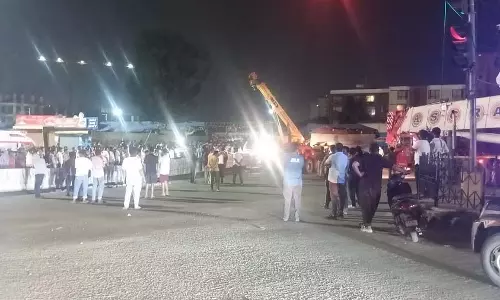 Bengaluru में मेट्रो वायडक्ट वाहन पर गिरने से ऑटोरिक्शा चालक की मौत Bengaluru में मेट्रो वायडक्ट वाहन पर गिरने से ऑटोरिक्शा चालक की मौत