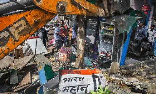 नगरपालिका प्रमुख ने दंगों के आरोपियों के घर गिराए जाने पर बॉम्बे HC से माफ़ी मांगी नगरपालिका प्रमुख ने दंगों के आरोपियों के घर गिराए जाने पर बॉम्बे HC से माफ़ी मांगी