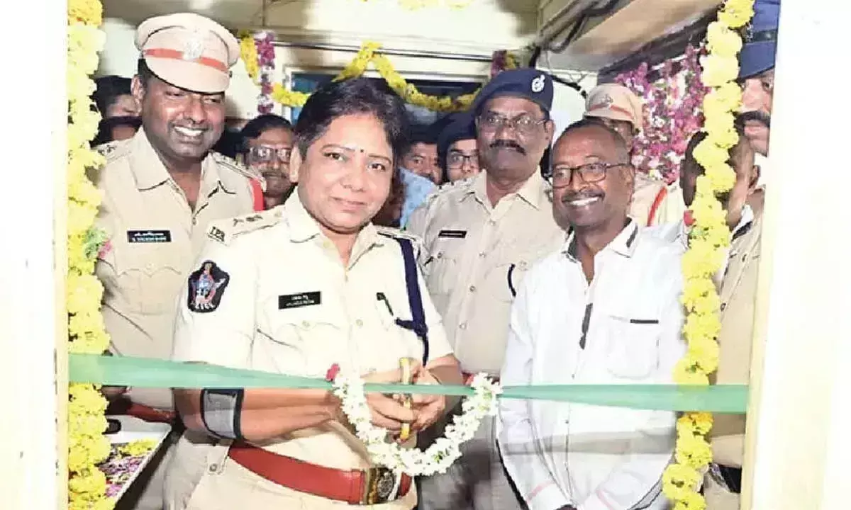 SP ने मदकासिरा में सीसीटीवी कमांड एवं कंट्रोल रूम का उद्घाटन किया SP ने मदकासिरा में सीसीटीवी कमांड एवं कंट्रोल रूम का उद्घाटन किया