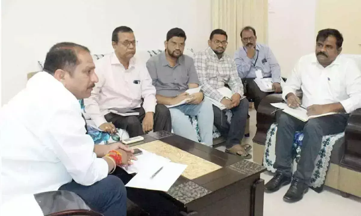 एक महीने के अंदर अतिक्रमण पर कार्रवाई करें: विधायक दग्गुबाती