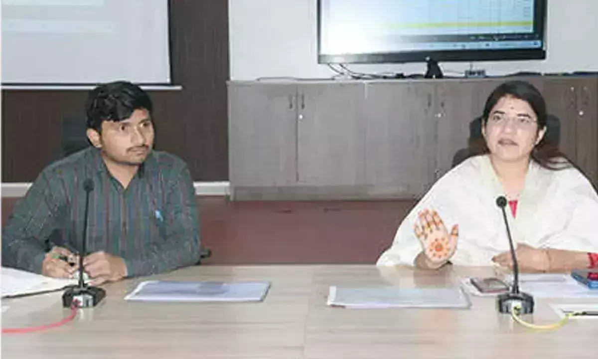 कलेक्टर ने आदिवासी क्षेत्रों में बुनियादी ढांचा परियोजनाओं को तेजी से पूरा करने के आदेश दिए कलेक्टर ने आदिवासी क्षेत्रों में बुनियादी ढांचा परियोजनाओं को तेजी से पूरा करने के आदेश दिए