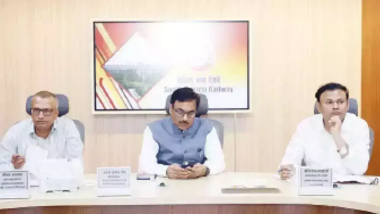SCR ने ट्रेन सुरक्षा पर समीक्षा बैठक आयोजित की SCR ने ट्रेन सुरक्षा पर समीक्षा बैठक आयोजित की