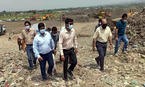 JMC आयुक्त ने कोट भलवाल डंप साइट पर बायोरेमेडिएशन परीक्षण की समीक्षा की JMC आयुक्त ने कोट भलवाल डंप साइट पर बायोरेमेडिएशन परीक्षण की समीक्षा की