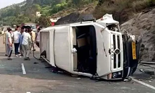 Jammu: टेम्पो ट्रैवलर पलटने से मुंबई के 13 पर्यटक घायल