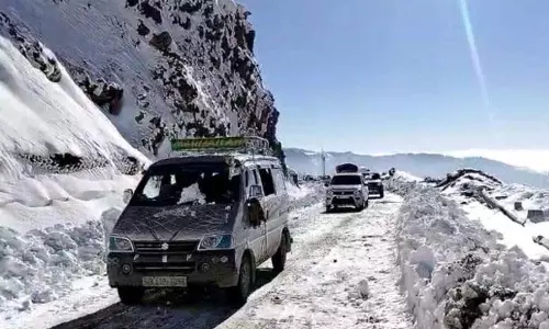 Jammu: तीन महीने बाद मुगल रोड पर एकतरफा यातायात शुरू Jammu: तीन महीने बाद मुगल रोड पर एकतरफा यातायात शुरू