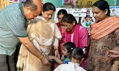 प्रिया सेठी ने AW सेंटर का दौरा किया प्रिया सेठी ने AW सेंटर का दौरा किया
