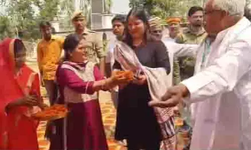 वजीरगंज के परसा महड़ौर में जिलाधिकारी ने किया पंचायत भवन और अन्नपूर्णा भवन का उद्घाटन वजीरगंज के परसा महड़ौर में जिलाधिकारी ने किया पंचायत भवन और अन्नपूर्णा भवन का उद्घाटन