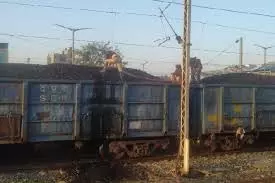 Odisha: कोयला लदी मालगाड़ी के 2 डिब्बों में लगी आग Odisha: कोयला लदी मालगाड़ी के 2 डिब्बों में लगी आग