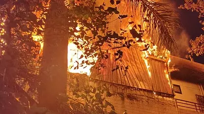 Kanpur: लेमिनेशन फैक्ट्री की तीसरी मंजिल पर भीषड़ आग Kanpur: लेमिनेशन फैक्ट्री की तीसरी मंजिल पर भीषड़ आग