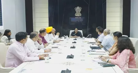 दिल्ली में हर 70 पार बुजुर्ग को मिलेगा आयुष्मान कार्ड,अप्रैल के अंत तक लागू होगी योजना दिल्ली में हर 70 पार बुजुर्ग को मिलेगा आयुष्मान कार्ड,अप्रैल के अंत तक लागू होगी योजना