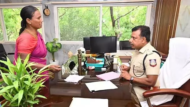 रेलवे में नौकरी दिलाने के नाम पर 15 लाख रुपये की ठगी: पीड़ित ने वेल्लोर SP से शिकायत दर्ज कराई रेलवे में नौकरी दिलाने के नाम पर 15 लाख रुपये की ठगी: पीड़ित ने वेल्लोर SP से शिकायत दर्ज कराई