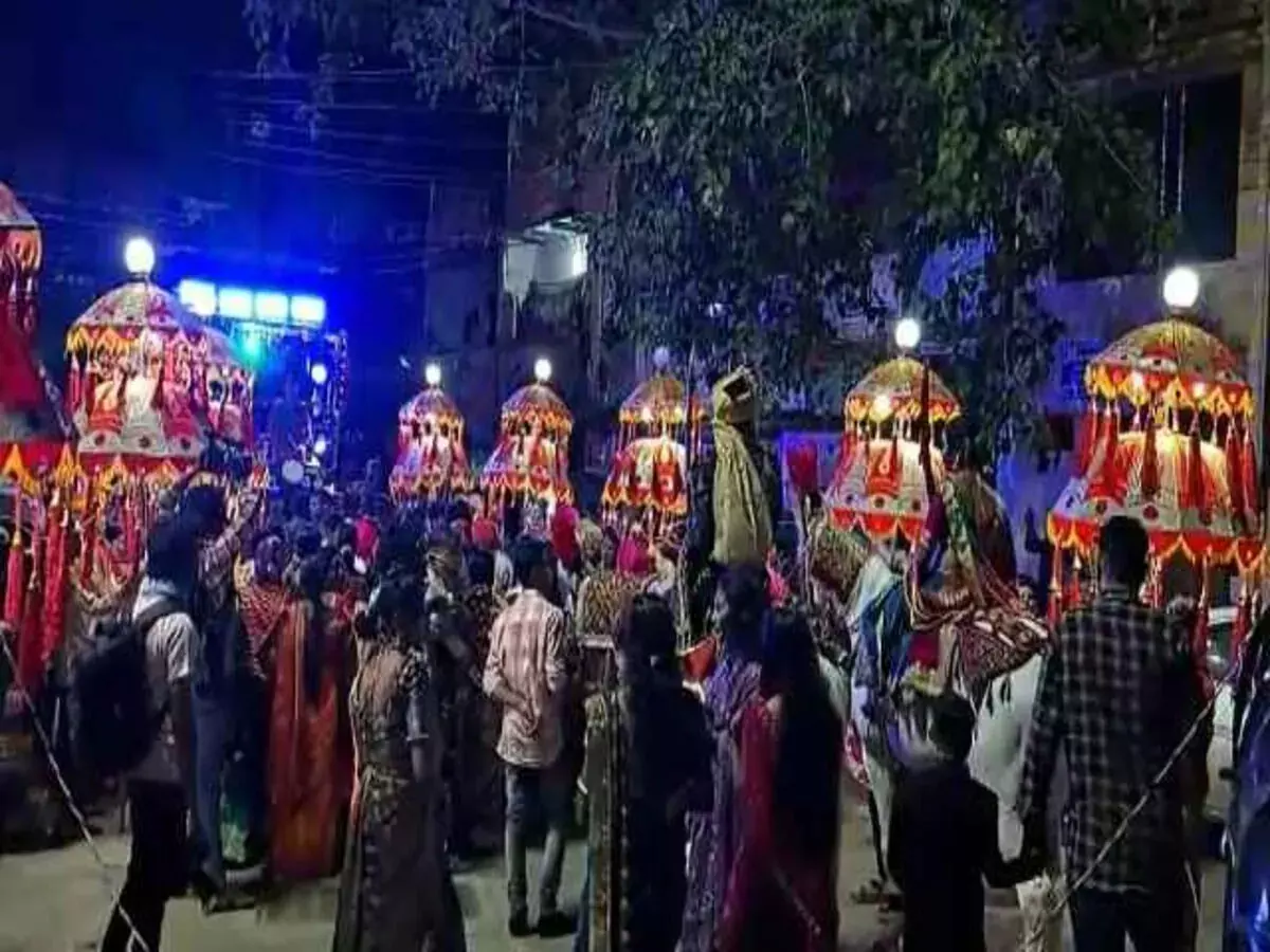 153 पुलिसकर्मी बने बाराती, कुख्यात गिरोह के 4 सदस्यों को दबोचा, शादी में खलबली 153 पुलिसकर्मी बने बाराती, कुख्यात गिरोह के 4 सदस्यों को दबोचा, शादी में खलबली