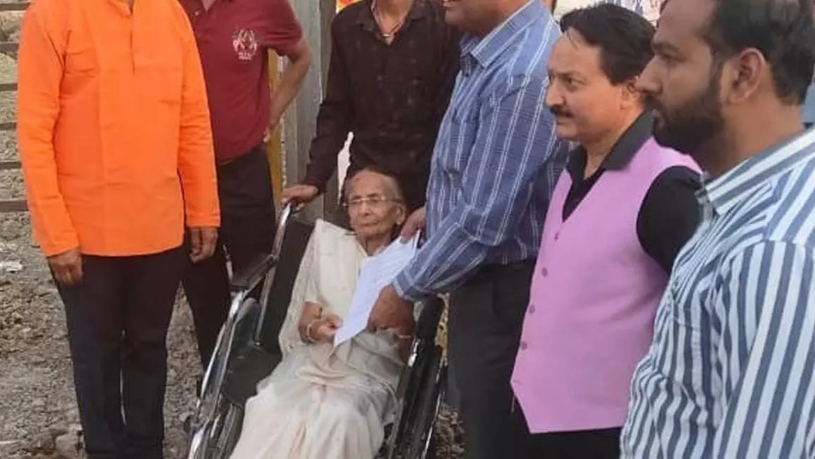 25 साल के कानूनी विवाद के बाद पूर्व पार्षद ने प्रमुख सड़क परियोजना के लिए साकेत में जमीन दान की 25 साल के कानूनी विवाद के बाद पूर्व पार्षद ने प्रमुख सड़क परियोजना के लिए साकेत में जमीन दान की