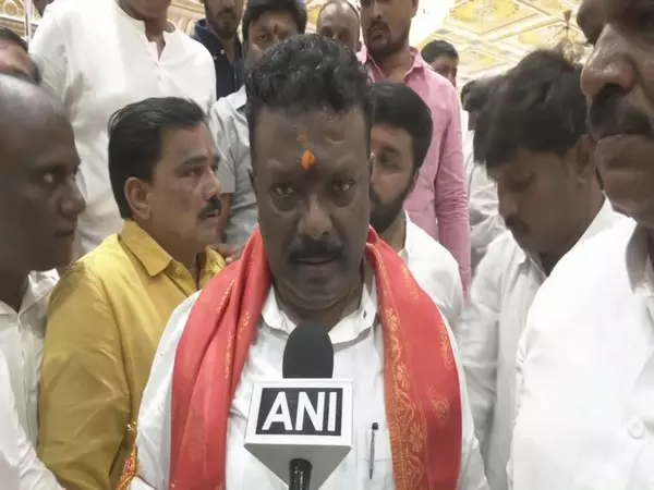 समाज और पार्टी की सेवा करने का अवसर: MLC के रूप में शपथ लेने के बाद बीआरएस नेता दासोजू श्रवण कुमार समाज और पार्टी की सेवा करने का अवसर: MLC के रूप में शपथ लेने के बाद बीआरएस नेता दासोजू श्रवण कुमार