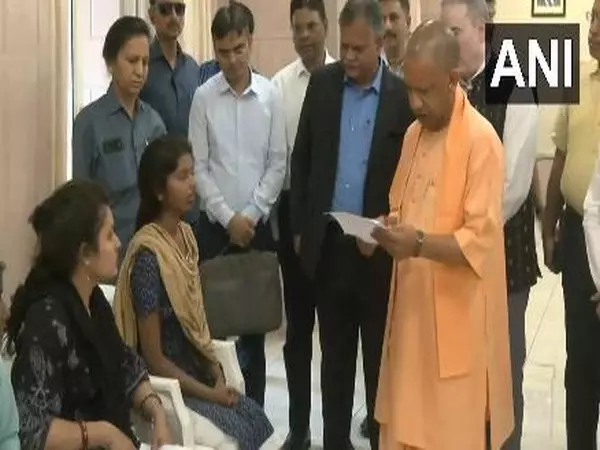 CM Yogi ने 5 कालीदास मार्ग पर जनता दर्शन किया CM Yogi ने 5 कालीदास मार्ग पर जनता दर्शन किया