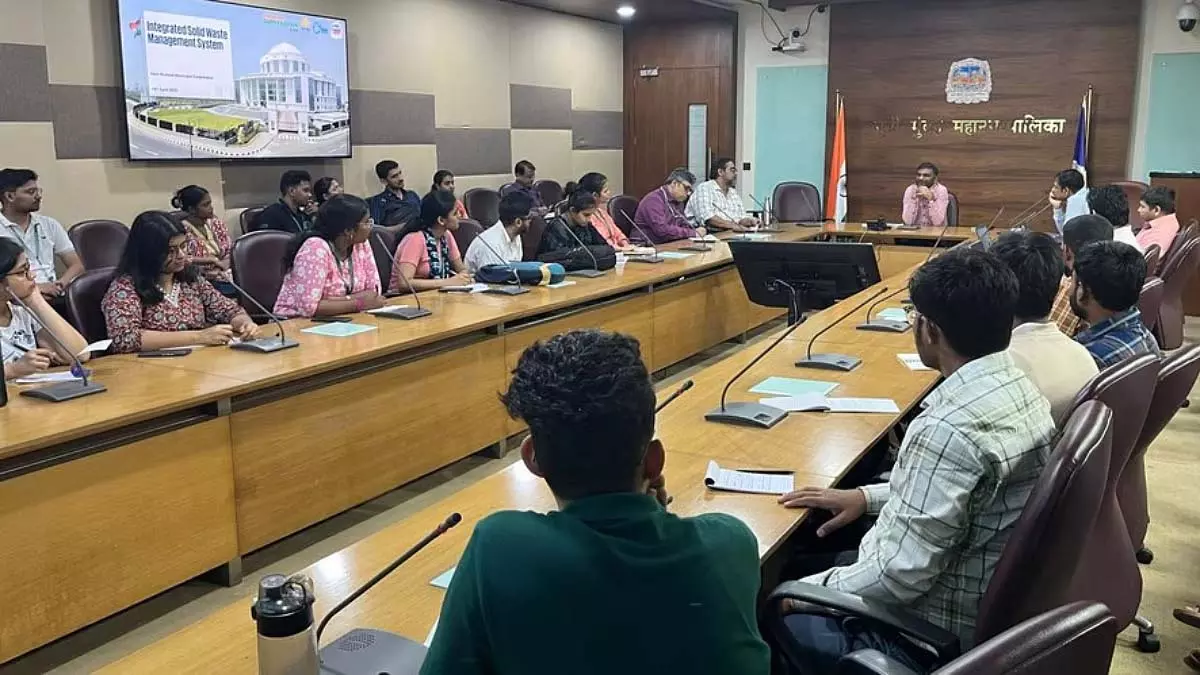 शहरी नियोजन और आपदा प्रबंधन प्रणालियों का अध्ययन करने के लिए NMMC के छात्रों ने NMMC मुख्यालय का दौरा किया शहरी नियोजन और आपदा प्रबंधन प्रणालियों का अध्ययन करने के लिए NMMC के छात्रों ने NMMC मुख्यालय का दौरा किया